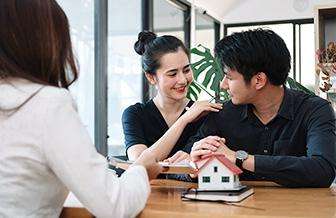 Couple talking to a lender