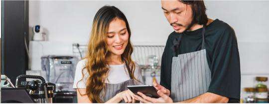 2 people looking at a tablet